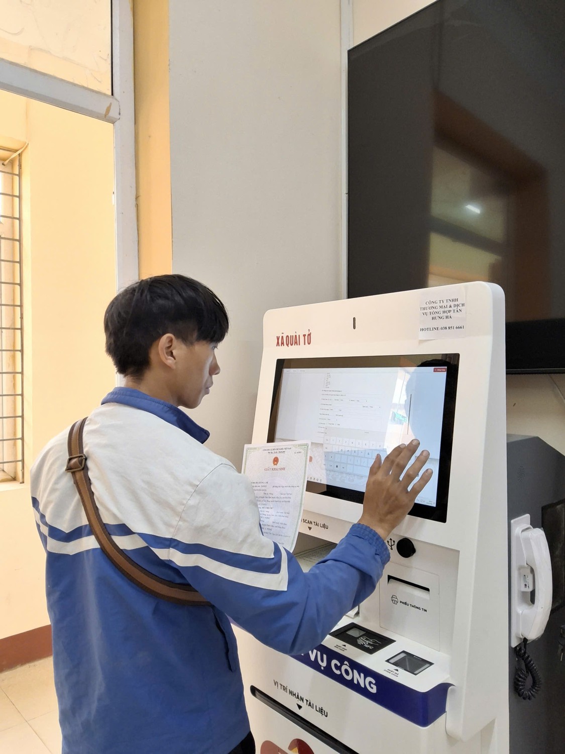 Công dân thực hiện nộp thủ tục hành chính trên Kiosk thông minh